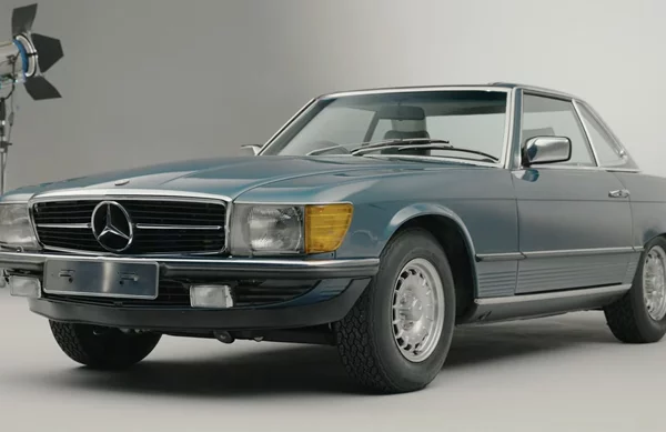 Στα 92 του πούλησε τη Mercedes 500SL που είχε ανέγγιχτη για 40 χρόνια (video)