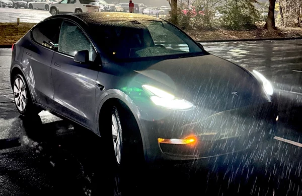Αυτόνομο Tesla Model Y πήγε τον οδηγό του στο νοσοκομείο και σώθηκε