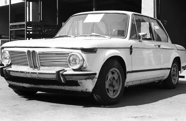 Η ιστορία της BMW 2002 που χρησιμοποιήθηκε ως καμουφλάζ της Porsche 924