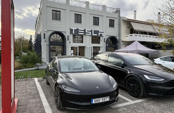 Δείτε πρώτοι το νέο κατάστημα Tesla της Αθήνας