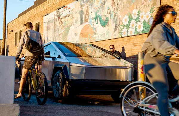 Οι διάσημοι επιλέγουν Tesla Cybertruck: Από Lady Gaga μέχρι τον Pharrell Williams