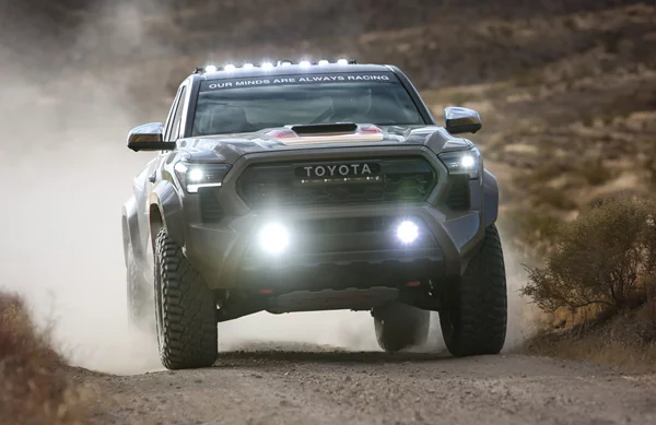 Το θηρίο Toyota TRD Tacoma ProRunner έχει βγει να κυνηγήσει τα Raptor και τα Bronco