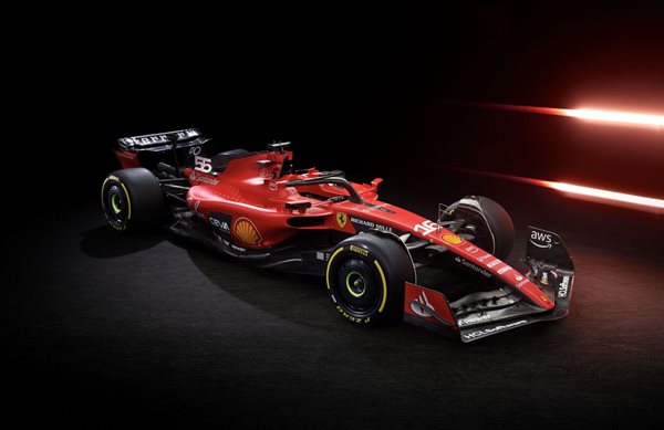 Παρουσιάστηκε η Ferrari SF-23 μπροστά στους Τιφόζι (video)