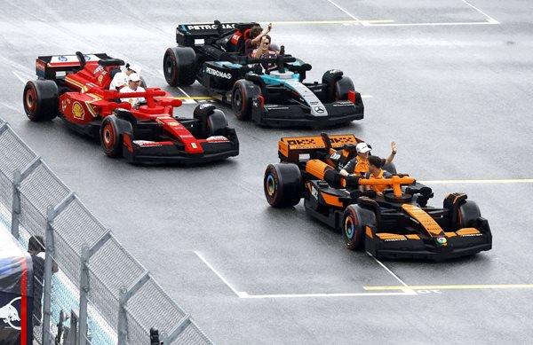 F1: Η LEGO έφτιαξε 10 αληθινά αυτοκίνητα από τουβλάκια στο Μαϊάμι (video)