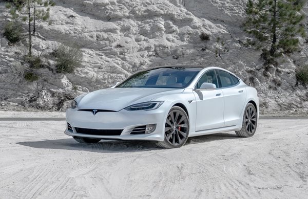 Στο μικροσκόπιο οι ηλεκτρικές χειρολαβές της Tesla μετά από θανατηφόρο τροχαίο