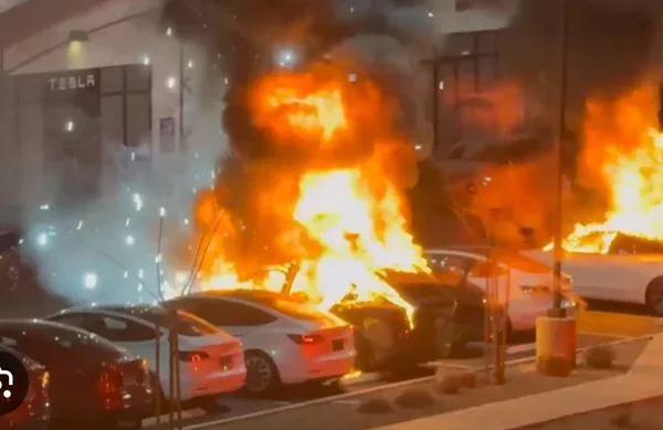 Το σηκωμένο χέρι του Musk και το μποϊκοτάζ στα Tesla