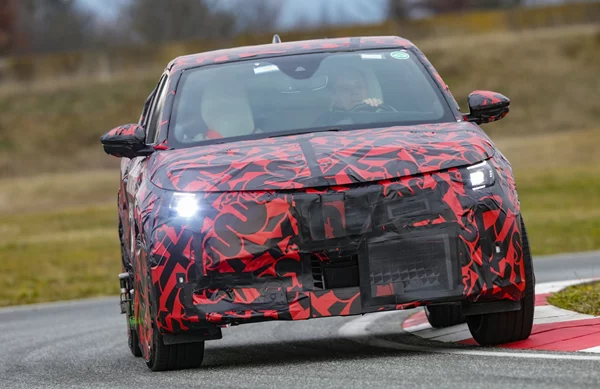 Alfa Romeo Milano: Πρώτες επίσημες εικόνες σε δοκιμές εξέλιξης