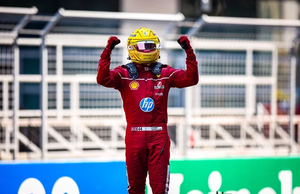 F1 GP Κίνας αγώνας sprint: Πρώτη νίκη Hamilton με Ferrari