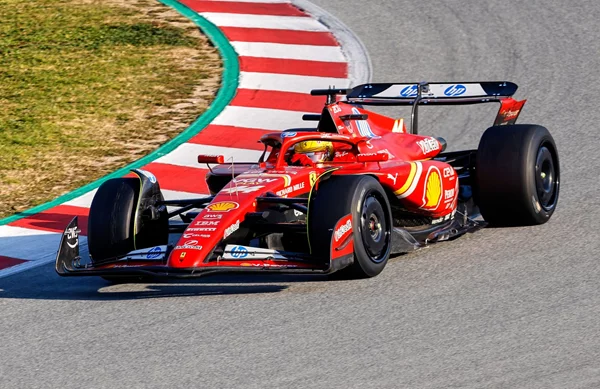 O Hamilton δοκίμασε τα ελαστικά του 2026 με την Ferrari SF24