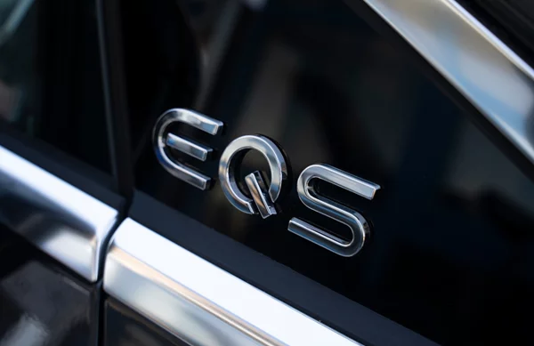 H Mercedes θα καταργήσει το λογότυπο EQ