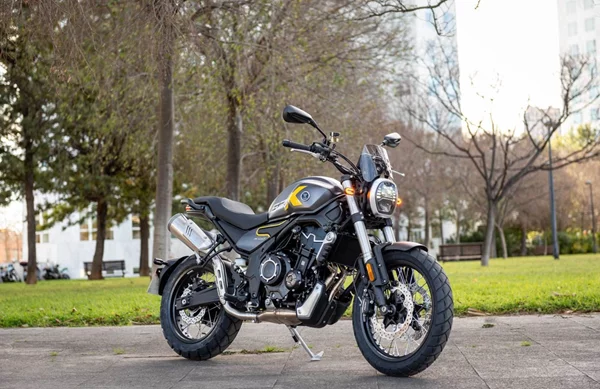 Με προσιτή τιμή διατίθεται το νέο scrambler Voge AC525X