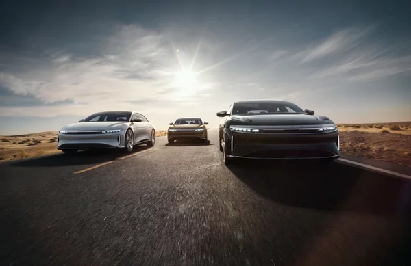 O Elon Musk λέει ότι δύο φίρμες πάνε για πτώχευση