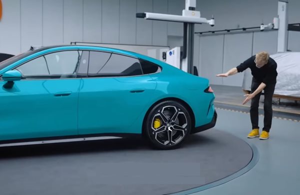 O Chris Bangle εγκρίνει το σχεδιασμό του Xiaomi SU7 και αυτό είναι πολύ σημαντικό