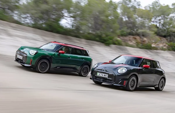 Αποκαλύφθηκαν τα νέα ηλεκτρικά MINI John Cooper Works στο Παρίσι