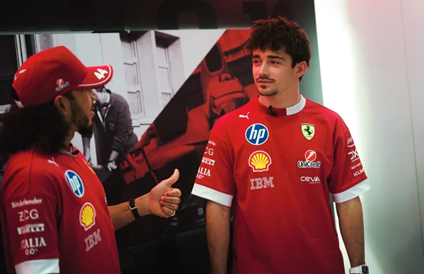 F1: O Lewis Hamilton με νέα εμφάνιση στο Grand Prix Μπαχρέιν