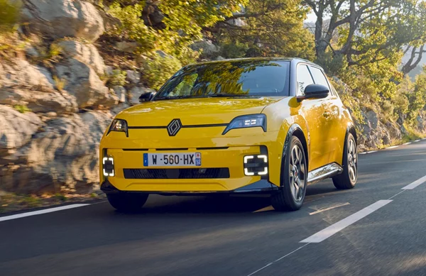 Αποστολή στη Γαλλία: Οδηγούμε το νέο Renault 5