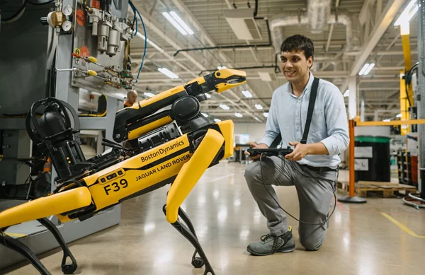 Ένας σκύλος ρομπότ φυλάει την παραγωγή στη Jaguar Land Rover