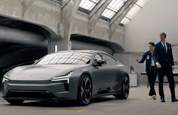 Γεύση από James Bond στο νέο βίντεο της Polestar με πρωταγωνιστή τον Alexander Skarsgard