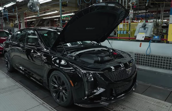 Η GM μας βάζει στη γραμμή παραγωγής της πανίσχυρης Cadillac CT5-V Blackwing (video)