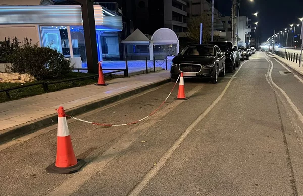 Η αστυνομία "καθαρίζει" παράνομα πάρκινγκ νυχτερινών κέντρων στην Αθήνα με συλλήψεις παρκαδόρων (video)