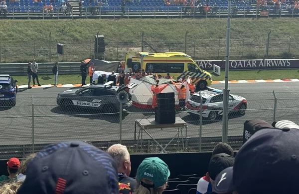 F1 GP Ολλανδίας: Τρομακτική πτώση κασκαντέρ με μοτοσυκλέτα πριν την έναρξη των κατατακτήριων-video