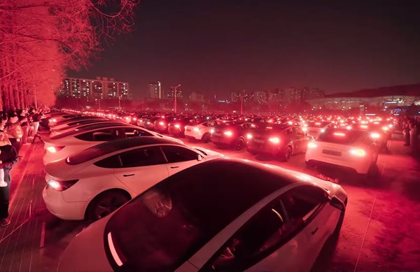 Υπερθέαμα στο μεγαλύτερο light show με πάνω από 1.000 Tesla να κάνουν ρεκόρ