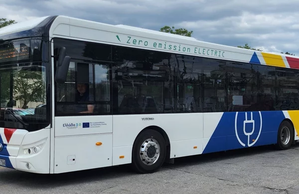 Μια οδηγός του ΟΑΣΑ μας ξεναγεί στα νέα ηλεκτρικά λεωφορεία (video)