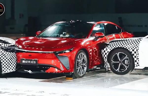 Τι συμβαίνει σε ένα τριπλό crash test ηλεκτρικών αυτοκινήτων (video)