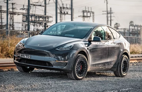 Tesla Model Y εκτός δρόμου; Ναι, από την Unplugged Performance