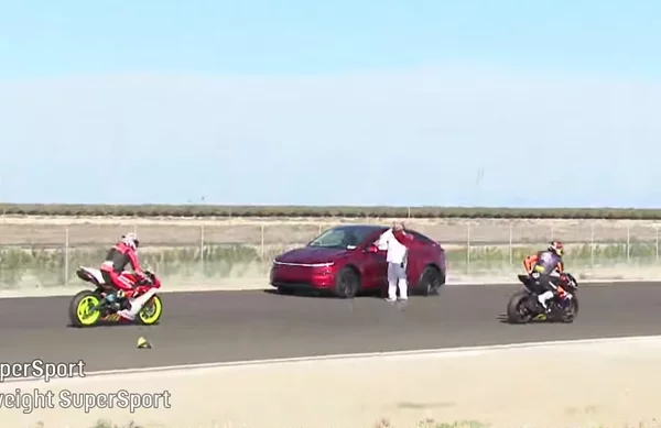 Απίστευτο περιστατικό: Οδηγός Tesla μπήκε ανάποδα σε πίστα αγώνων για να φορτίσει