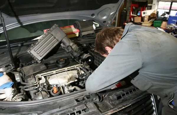 Μήπως εξαφανίστηκαν οι μηχανικοί της πίσω αυλής;