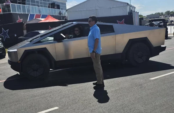 F1: O Elon Musk πήγε στην πίστα με το Tesla Cybertruck