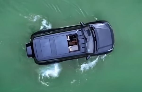 H BYD παρουσίασε αυτοκίνητο που κινείται στο νερό