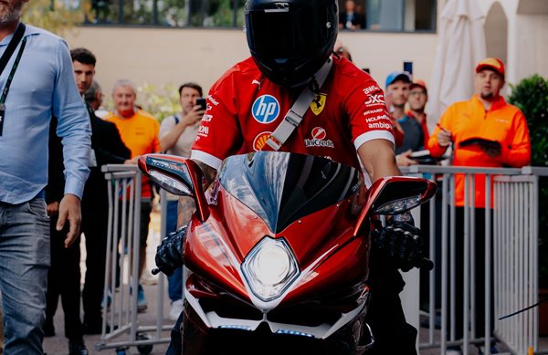 O Hamilton πήγε στο Μονακό με μια σπάνια MV Agusta-Τι την κάνει ξεχωριστή