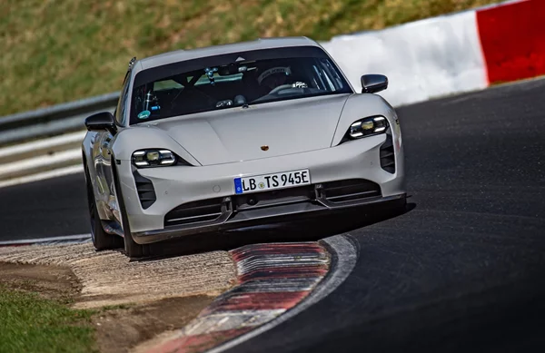 H Porsche Taycan έσπασε το ρεκόρ ηλεκτρικών στο Nurburgring (video)