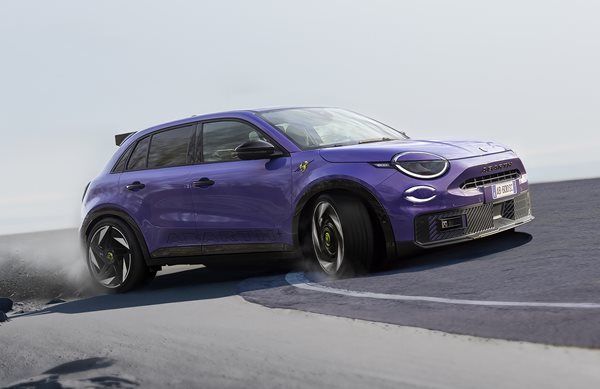 Το Abarth 600e ετοιμάζεται και αυτή είναι η πρώτη φωτό