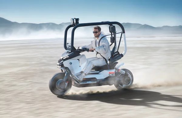 Το νέο αστικό δίτροχο της BMW με κλωβό ασφαλείας και ηλεκτροκινητήρα-δεν χρειάζεται κράνος