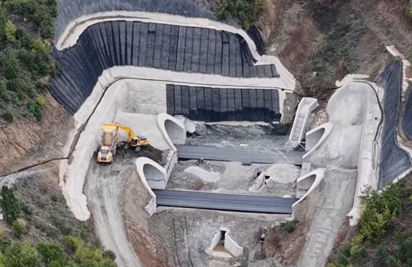 Μόνο η άσφαλτος μένει στον αυτοκινητόδρομο Ε65