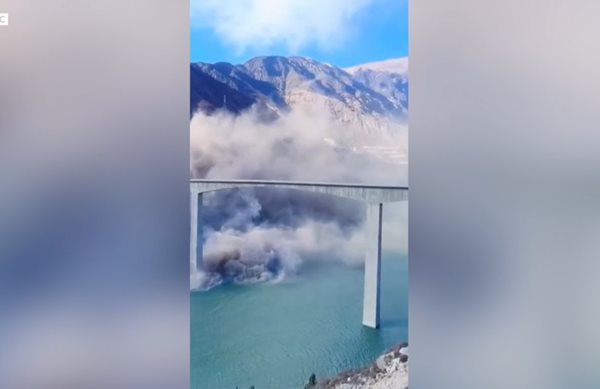 Γέφυρα κατέρρευσε σαν παιχνίδι-είχε εγκαινιαστεί τον Σεπτέμβριο (video)