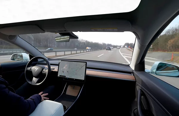 Οδηγός κατηγόρησε στο δικαστήριο το Autopilot για τροχαία παράβαση