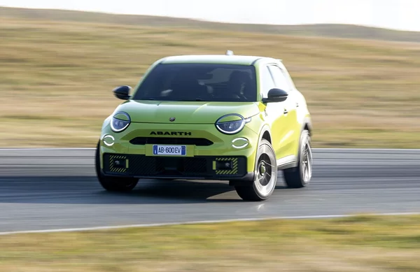 To ηλεκτρικό Abarth 600e έρχεται με τιμή θερμικού αυτοκινήτου
