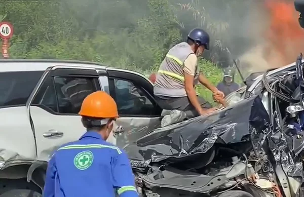 Video: Συγκλονιστική διάσωση οδηγού από φλεγόμενο αυτοκίνητο