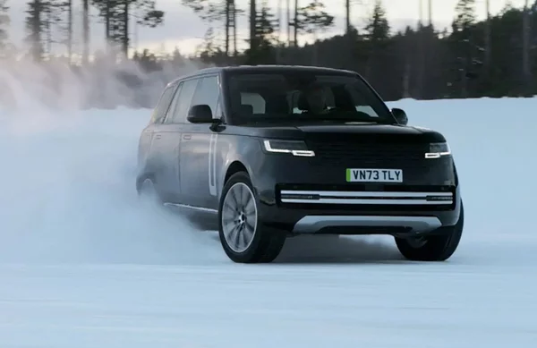Δείτε το ηλεκτρικό Range Rover χωρίς καμουφλάζ να ντριφτάρει στη Σουηδία
