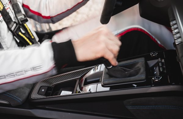 Η Porsche απέδειξε με ένα απίστευτο ρεκόρ γιατί τα χειροκίνητα κιβώτια δεν έχουν πεθάνει