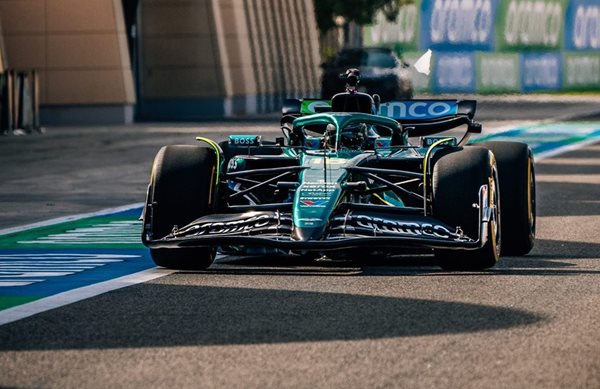 F1: H ολοκαίνουρια Aston Martin AMR25 μέσα στην πίστα (video)