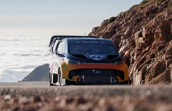 Δείτε το ηλεκτρικό Ford SuperVan των 1.400 ίππων να κάνει ρεκόρ στο Pikes Peak