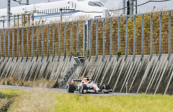 Αυτή είναι κόντρα: Red Bull F1 εναντίον του ταχύτερου τρένου της Ιαπωνίας