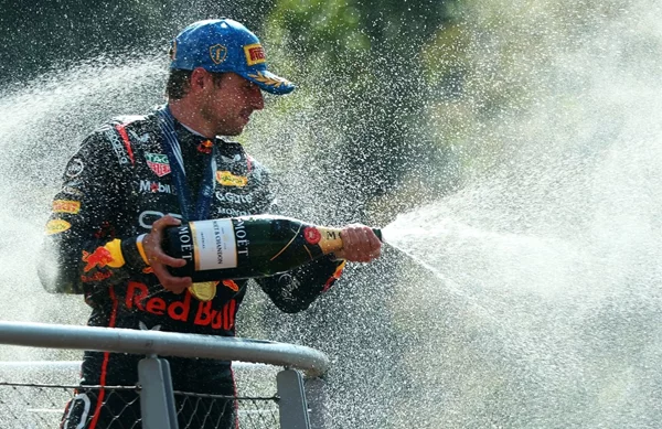 Η Moët & Chandon υποδέχτηκε τους νικητές της Monza στο πιο ατμοσφαιρικό βάθρο της Formula 1