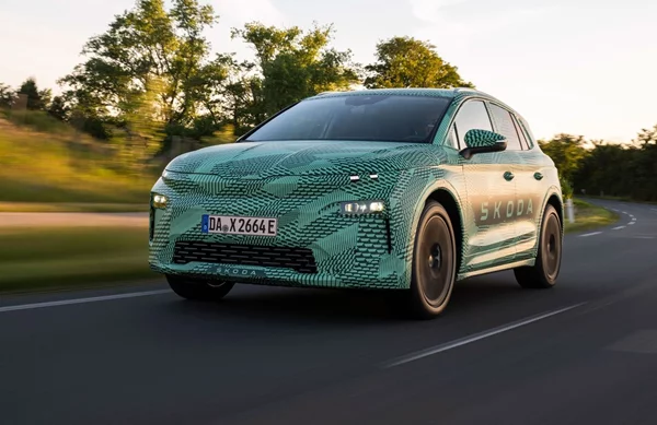 Skoda Elroq: Πρώτες εικόνες και στοιχεία του νέου ηλεκτρικού SUV