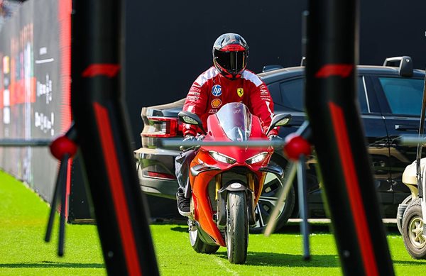 Νέα επική εμφάνιση του Hamilton στον Καναδά-Δείτε με ποια μοτοσυκλέτα έφτασε στην πίστα